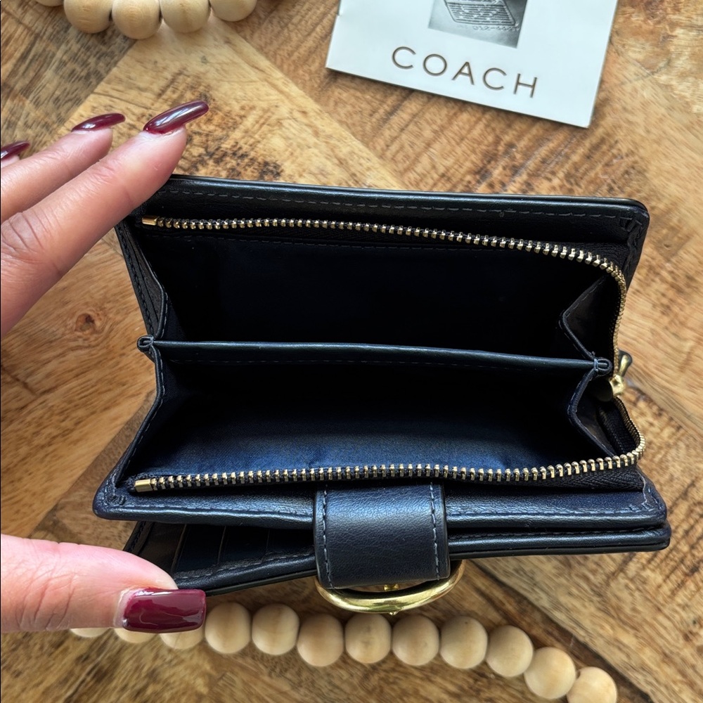 โโSOLDโโ๐๐ตCOACH Campbell Leather Buckle Medium Wallet๐ต๐ - Picture 9 of 12